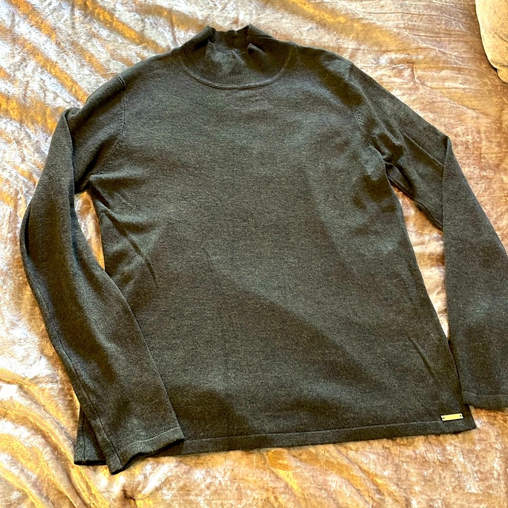 T Tahari gray turtleneck SO soft!